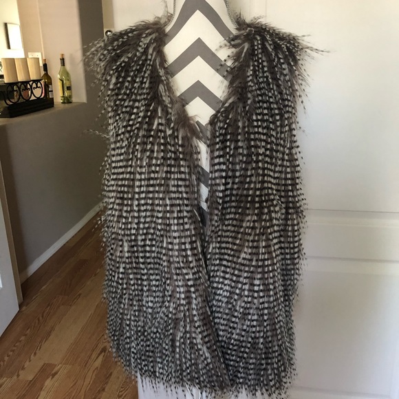 Olive & Oak Jackets & Blazers - 💥HOST PICK💥Olive + Oak Faux Fur Fuzzy Vest